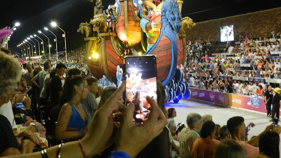 Papelitos fue la primera en desfilar en el Corsódromo de Gualeguaychú, seguida de Marí Marí, Kamarr y O´Bahía.