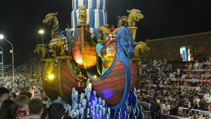 Papelitos (Club Juventud Unida) abrió el Carnaval del País, con más de 20 mil personas en un Corsódromo que vibró al paso de cada comparsa.