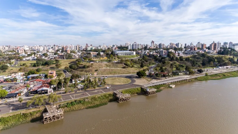Ciudad de Paraná aérea desde el río
