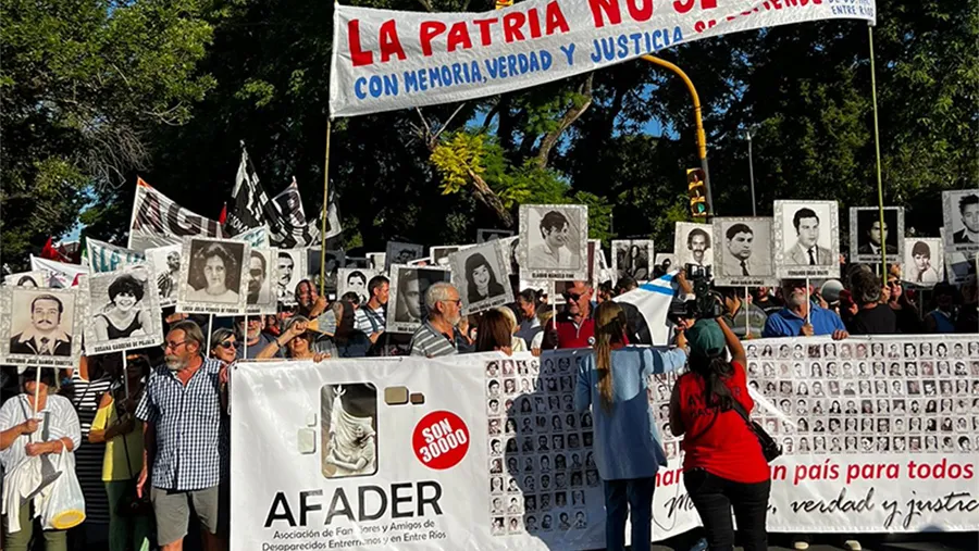 En Paraná, la marcha partió desde la Plaza Sáenz Peña y fue organizada por la Multisectorial de Derechos Humanos, que tuvo una importante convocatoria de organizaciones y público en general. En Paraná, la marcha partió desde la Plaza Sáenz Peña y fue organizada por la Multisectorial de Derechos Humanos, que tuvo una importante convocatoria de organizaciones y público en general.