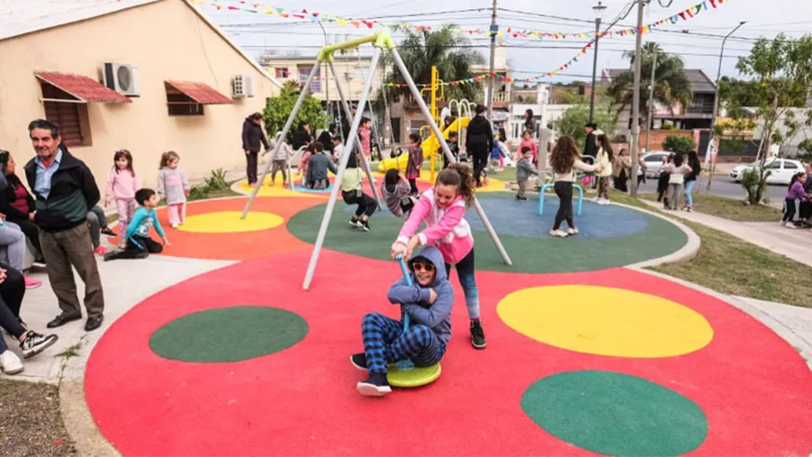 Bahl: “Con espacios públicos de calidad cerca de casa, para disfrutar y compartir en familia, la ciudad se transforma”.