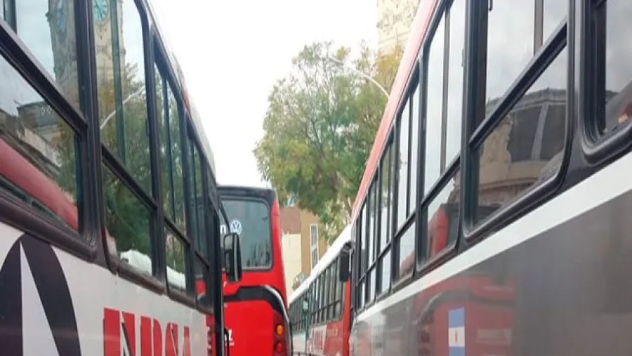 En el marco del paro, decenas de colectivos bloquearon las calles del centro