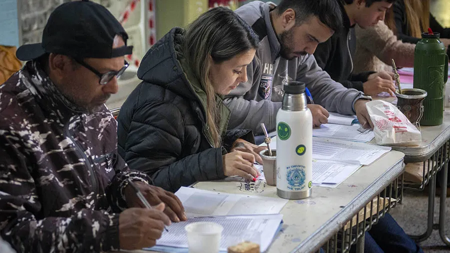 La organización de los comicios en Chaco se lleva adelante con normalidad, con el despliegue de 3.003 urnas en los 371 establecimientos de votación que se habilitaron en toda la provincia, de acuerdo a lo informado por el Tribunal Electoral del distrito. La organización de los comicios en Chaco se lleva adelante con normalidad, con el despliegue de 3.003 urnas en los 371 establecimientos de votación que se habilitaron en toda la provincia, de acuerdo a lo informado por el Tribunal Electoral del distrito.
