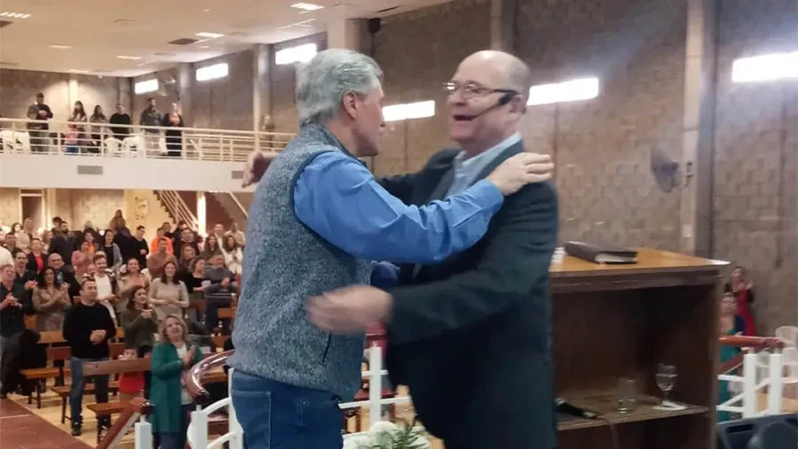El Pastor Héctor Miguel Kecher, presidente de la Misión Iglesia Evangélica Pentecostal, bendijo a Sebastián Etchevehere y predicó a favor de Javier Milei. El Pastor Héctor Miguel Kecher, presidente de la Misión Iglesia Evangélica Pentecostal, bendijo a Sebastián Etchevehere y predicó a favor de Javier Milei.