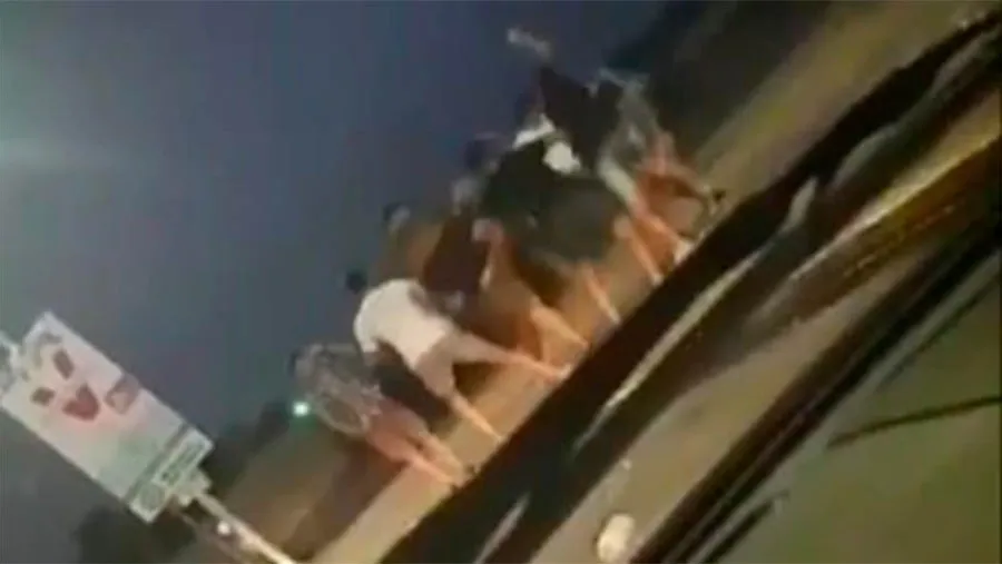 Un grupo de jóvenes golpeó a otro a la salida del boliche en Paraná. No se reportaron detenciones tras el hecho. Crédito de la imagen: Reporte 100.7. Un grupo de jóvenes golpeó a otro a la salida del boliche en Paraná. No se reportaron detenciones tras el hecho. Crédito de la imagen: Reporte 100.7.