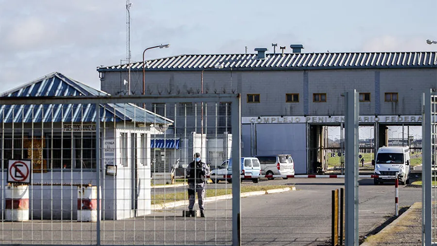 El piloto descendería la aeronave en el predio del Complejo Penitenciario I de Ezeiza. El piloto descendería la aeronave en el predio del Complejo Penitenciario I de Ezeiza.