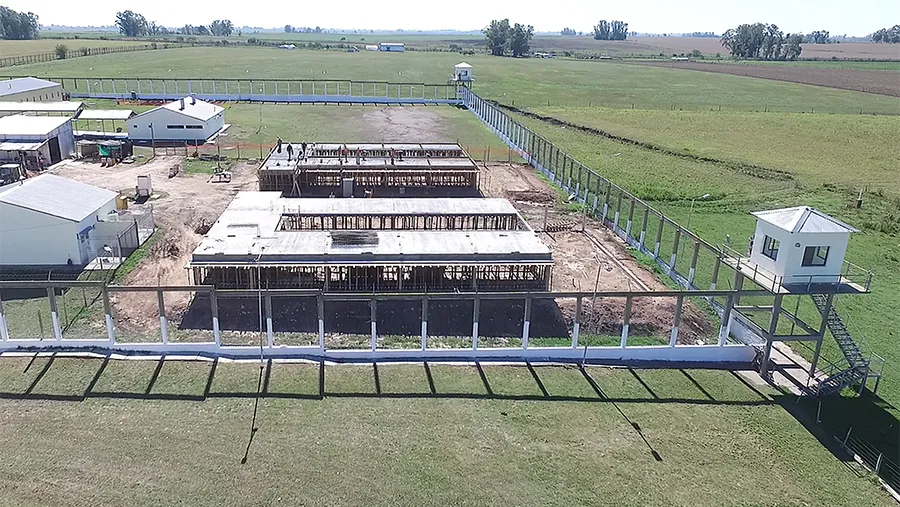 La UP 9 tiene capacidad para 250 internos, “pero con la construcción de los cinco nuevos pabellones, dos en construcción y tres próximos a licitarse, se ampliará a 1.400 internos”.