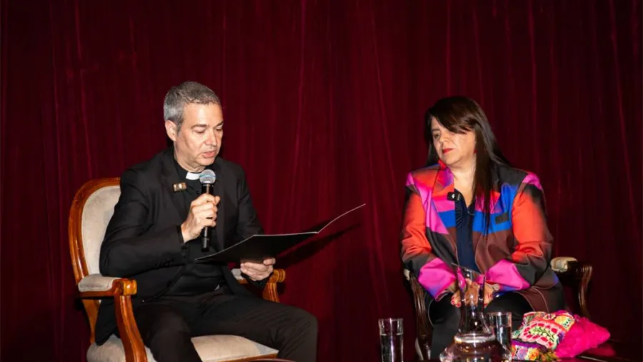 Jordi Bertomeu y Paola Ugaz durante la lectura de la carta del papa León XIV.
