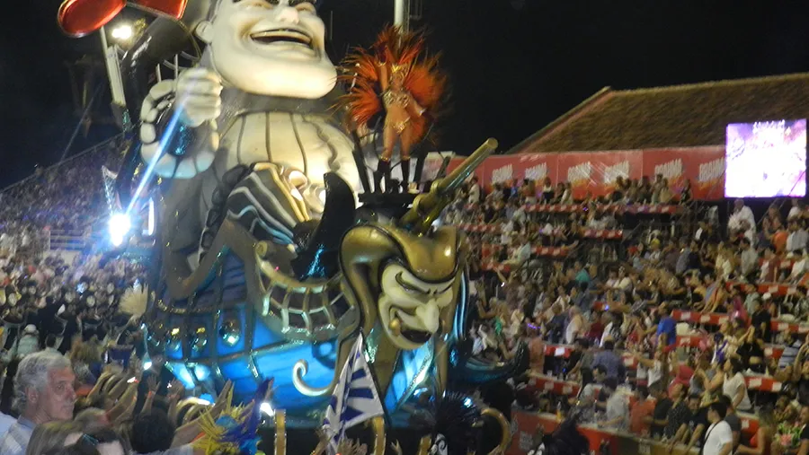 La comparsa O´Bahía (Club de Pescadores) abrió la séptima noche del Carnaval del País.