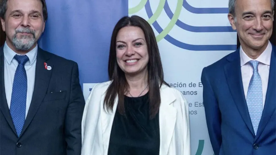 El director de la OEI en Argentina, Luis Scasso, la ministra de Desarrollo Humano, Sandra Pettovello y el secretario de Educación, Carlos Torrendell, en un brindis de la organización, el 3 de mayo pasado.