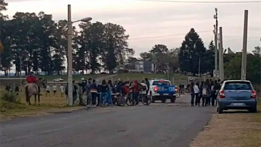 En la zona del Club Gimnasia de Concepción del Uruguay se organizan “picados” de fútbol, violando la cuarentena.