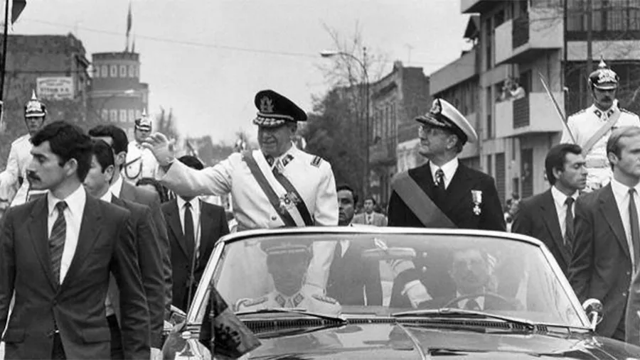 Pinochet, al igual que ahora Milei, consideraba que el destino lo había puesto al frente de una misión histórica que lo impulsaba a hacer tabla rasa con el pasado. Pinochet, al igual que ahora Milei, consideraba que el destino lo había puesto al frente de una misión histórica que lo impulsaba a hacer tabla rasa con el pasado.