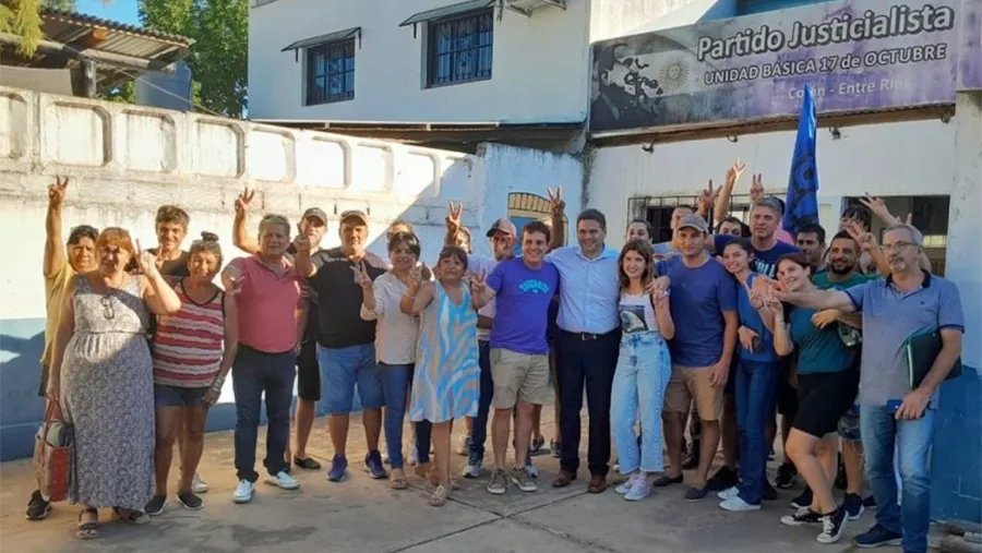Integrantes de las listas en la interna de Colón, acompañados por el intendente de San José, Gustavo Bastian.