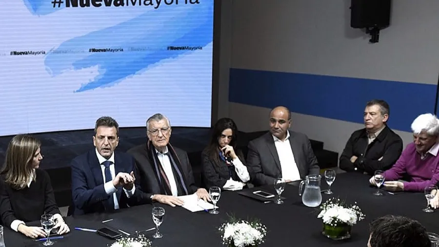 Urribarri con dirigentes del PJ y el FR