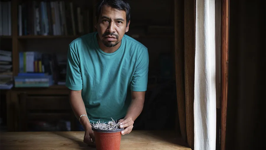 José Viccon con un ejemplar de la nueva especie descubierta.