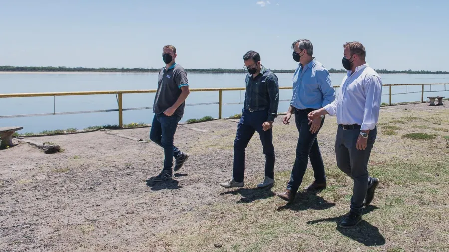 Realizan trabajos de acondicionamiento en la playa de Bajada Grande