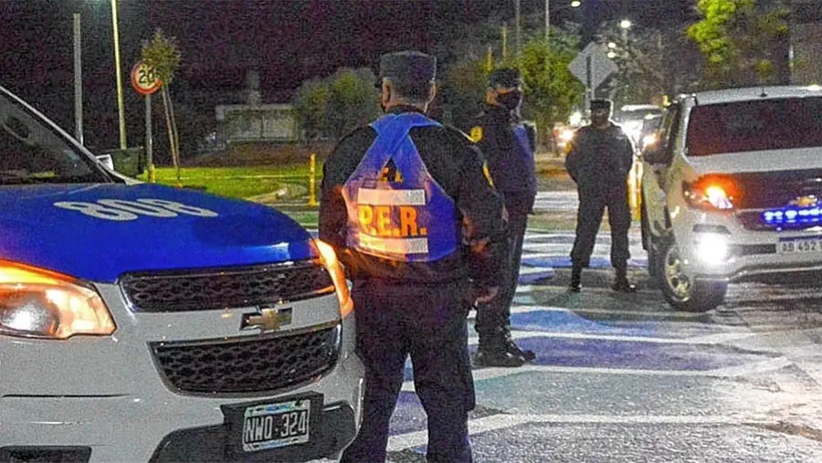 Crece el malestar en la Policía entrerriana porque no equiparan sus haberes con las Fuerzas Federales, pese a las promesas expresadas en su momento. Crece el malestar en la Policía entrerriana porque no equiparan sus haberes con las Fuerzas Federales, pese a las promesas expresadas en su momento.