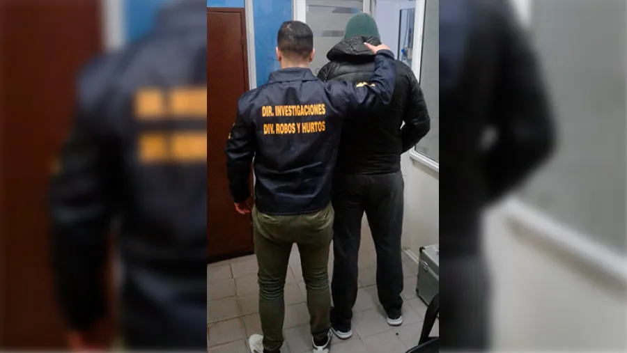policía detenido por robos