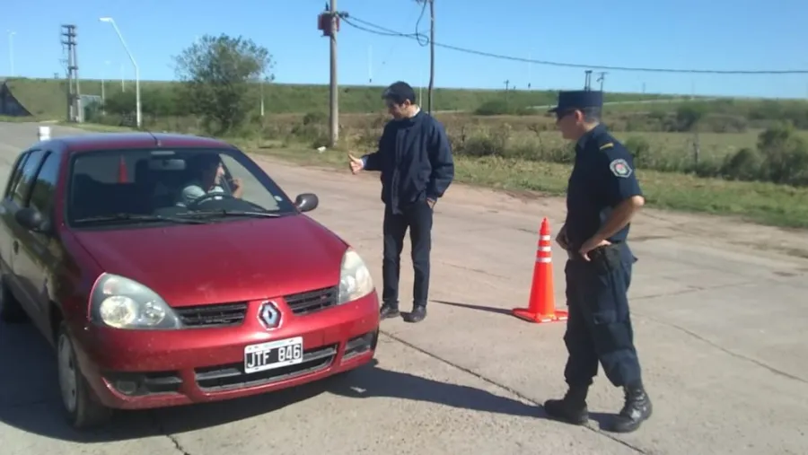 policía en los ingresos a Gualeguaychú