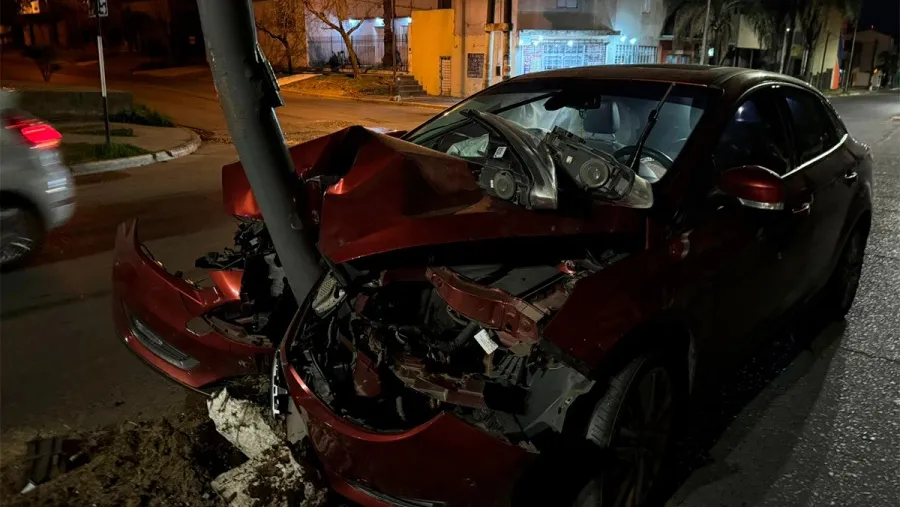 Una mujer, oriunda de Paraná, que conducía en estado de ebriedad se habría dormido y chocó contra una columna. Una mujer, oriunda de Paraná, que conducía en estado de ebriedad se habría dormido y chocó contra una columna.