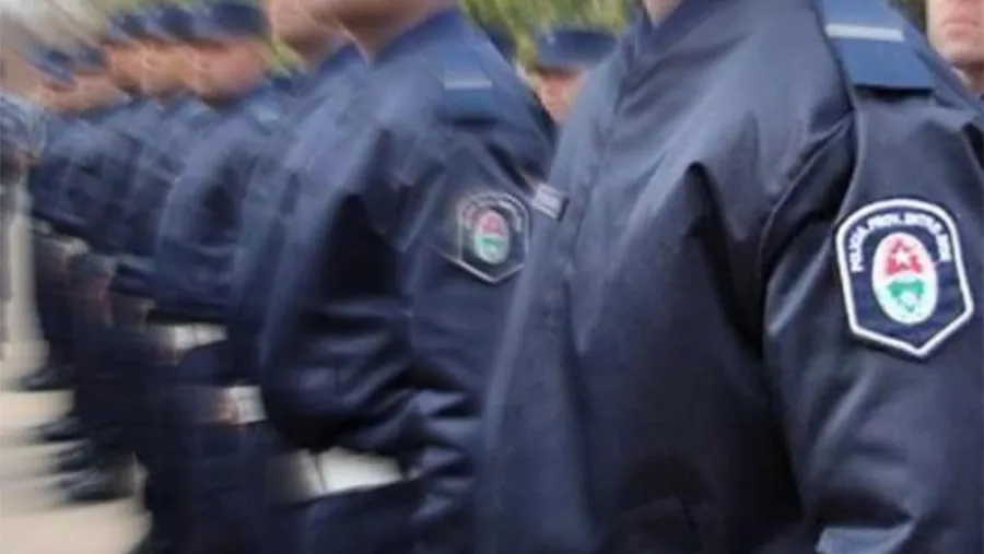 Un sector de la Policía de Entre Ríos anunció que se movilizará este martes hasta la Casa de Gobierno para reclamar por “los montos en negro” y equiparación salarial con la Policía Federal Argentina. Un sector de la Policía de Entre Ríos anunció que se movilizará este martes hasta la Casa de Gobierno para reclamar por “los montos en negro” y equiparación salarial con la Policía Federal Argentina.