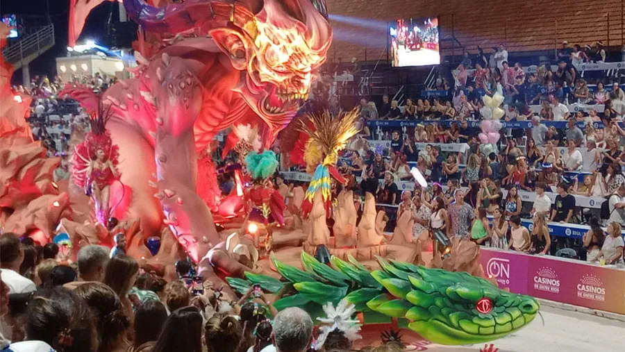 Ará Yeví abrió la octava noche y despidió febrero a todo carnaval. Ahora se vienen tres presentaciones intensas para el feriado largo previsto para el 1º, 2 y 3 de marzo. 