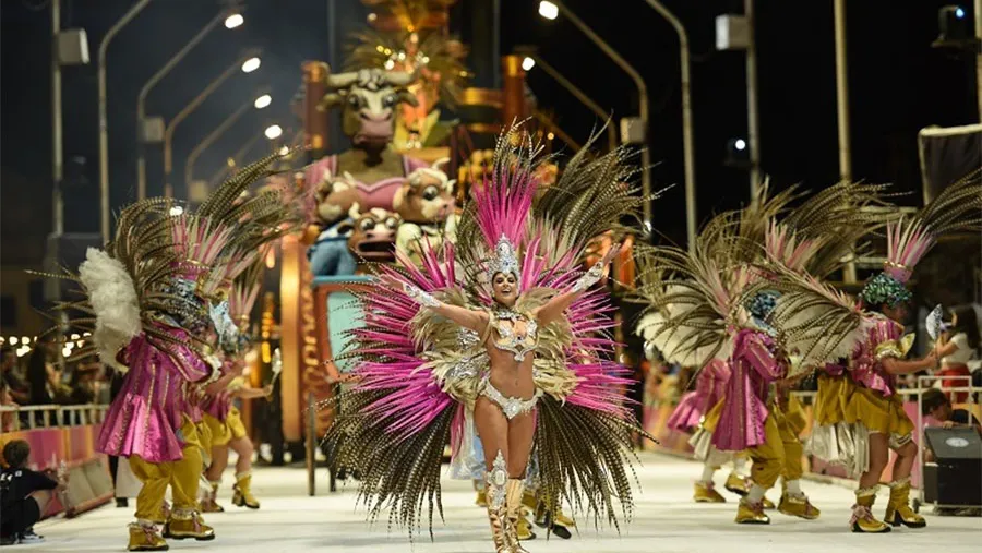 Papelitos abrió la primera noche del Carnaval del País con un Corsódromo vibrante y apasionado.