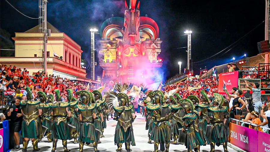 La comparsa Marí Marí del Club Central Entrerriano abrió la segunda noche que fue presenciada por casi 18 mil personas.