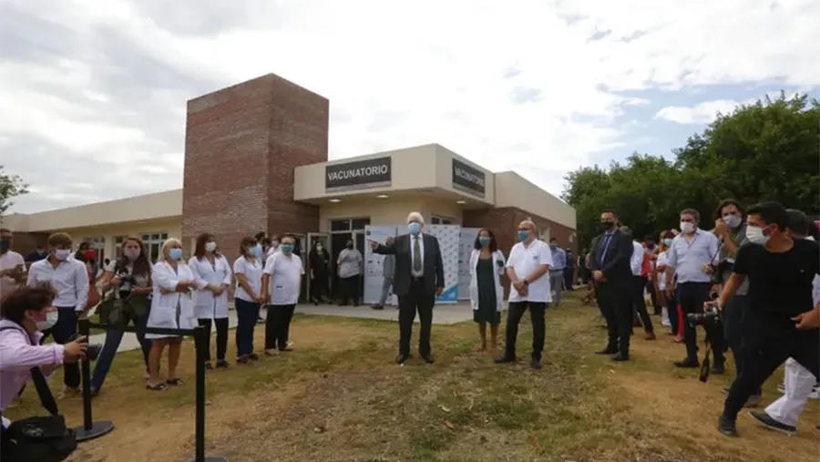 Ginés González García, en el vacunatorio del hospital Posadas.