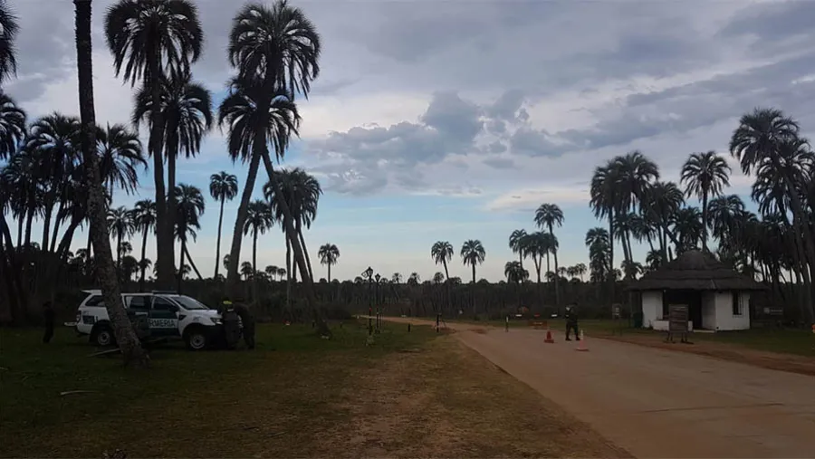 Efectivos de Gendarmería Nacional apostados en la entrada de El Palmar impiden el ingreso de la ciudadanía, porque hoy las autoridades de Parques Nacionales realizarán un acto cerrado para “celebrar” el Día del Guardaparque. Efectivos de Gendarmería Nacional apostados en la entrada de El Palmar impiden el ingreso de la ciudadanía, porque hoy las autoridades de Parques Nacionales realizarán un acto cerrado para “celebrar” el Día del Guardaparque.
