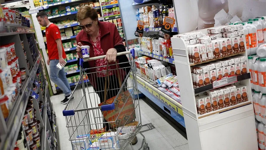 El ministro de Economía, Sergio Massa, tiene una apuesta audaz de que comience con un tres la tasa de inflación a mediados de año. El ministro de Economía, Sergio Massa, tiene una apuesta audaz de que comience con un tres la tasa de inflación a mediados de año.