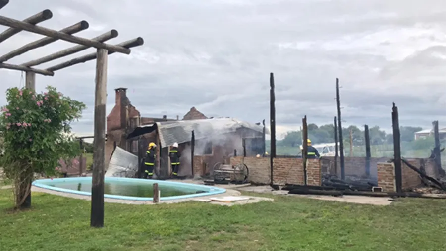 El predio usurpado por Hugo Mena en General Alvear y la actuación de los Bomberos a raíz de un incendio ocurrido hace dos meses atrás.