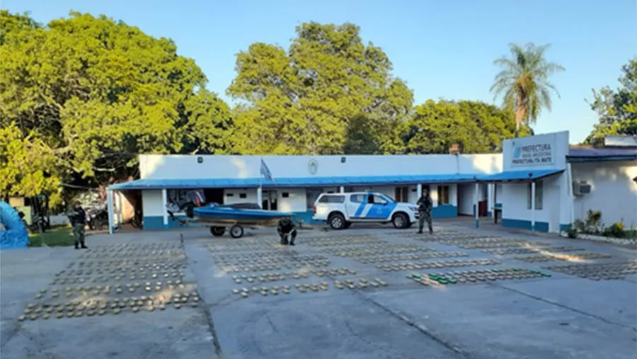 Prefectura secuestró anoche 860 kilos de marihuana valuados en más de  58 millones de pesos. El procedimiento se realizó en Corrientes.