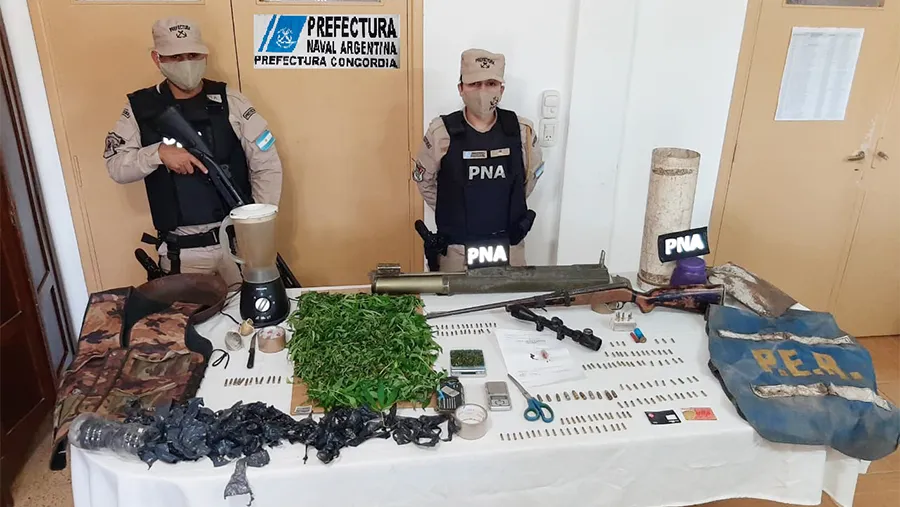 Además de plantas de marihuana, se secuestraron armas, entre la que se destaca, un lanzacohetes anti-tanque.