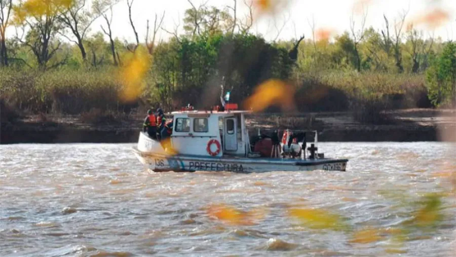 Buscan a un adolescente que cayó al río Paraná al darse vuelta una piragua