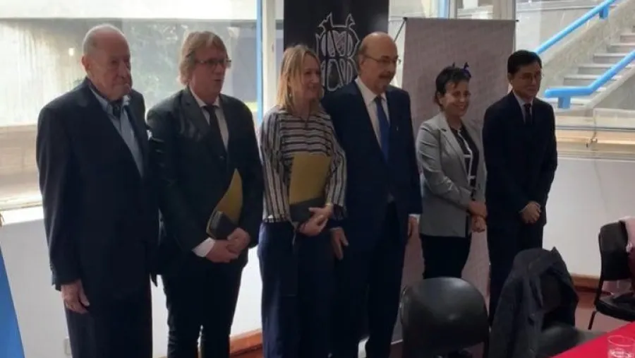 Robert Cox, Daniel Enz y Elisabetta Piqué