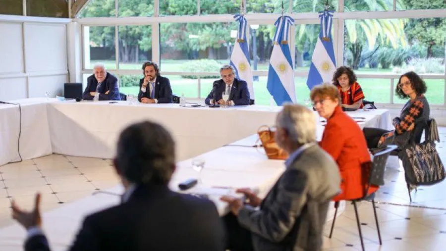 Alberto Fernández analizó la extensión de la cuarentena con expertos Alberto Fernández analizó la extensión de la cuarentena con expertos