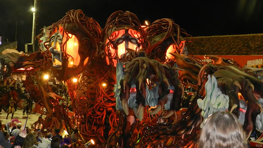 Ará Yeví (Club Tiro Federal) fue la encargada de inaugurar la sexta noche del Carnaval del País en el Corsódromo “José Luis Gestro”, que fue presenciado por más de 20 mil personas. La mejor noche hasta el momento.