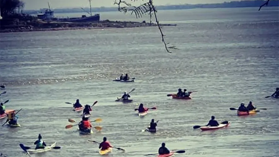 Un grupo de palistas llegó hasta la isla y ambientalistas ocuparon uno de los muelles en el Puerto Nuevo de Paraná.