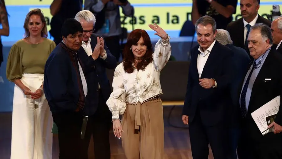 Cristina Fernández de Kirchner junto a José Luis Rodríguez Zapatero, Evo Morales y Baltasar Garzón durante una reunión del Grupo de Puebla en Argentina.