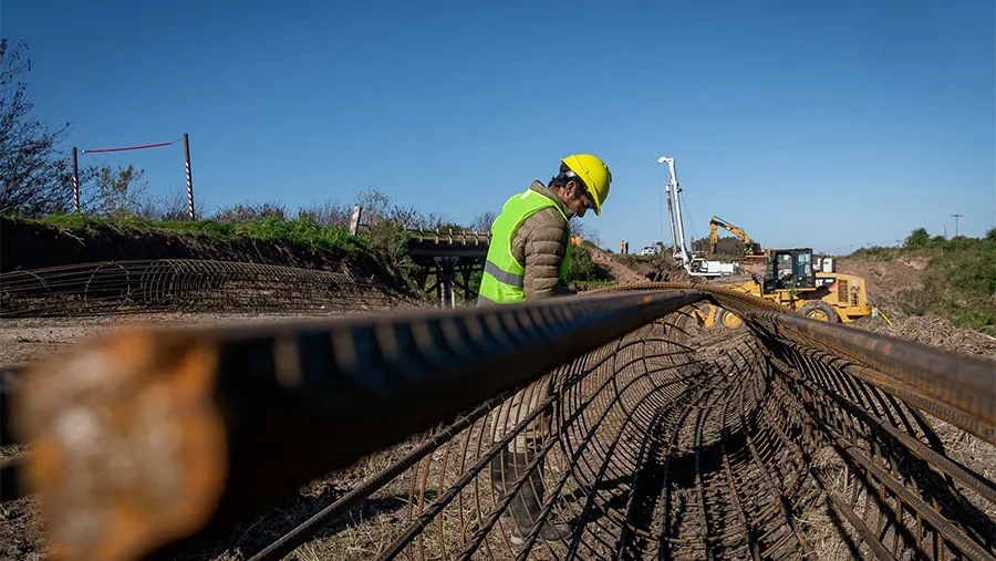 El gobierno provincial avanza con la construcción del puente de 80 metros sobre arroyo La Jacinta. Se hormigonaron dos de los 15 pilotes sobre lo que se ubicará la estructura.
