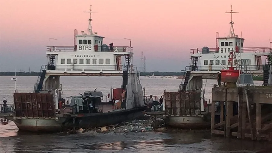 Puerto de Paraná balsas