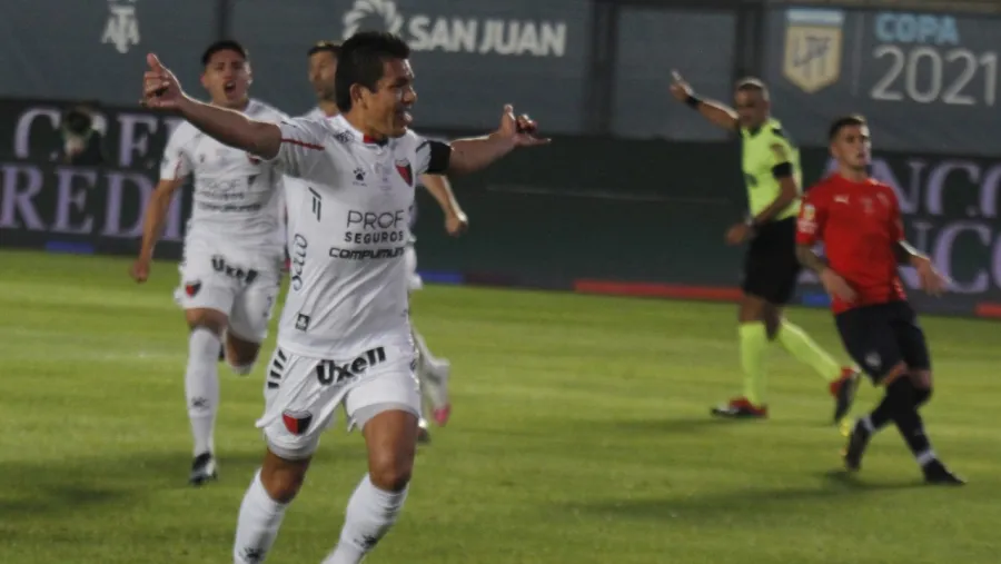Colón de Santa Fe venció a Independiente y el viernes irá por su primer título en Primera