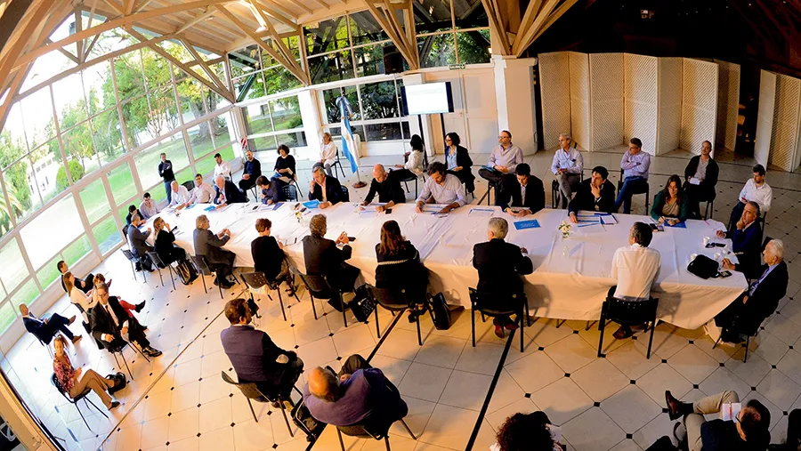 El Presidente reunido en la quinta de Olivos con parte de su gabinete y expertos en política sanitaria. El primer mandatario adelantó que evalúan una cuarentena general en todo el país.