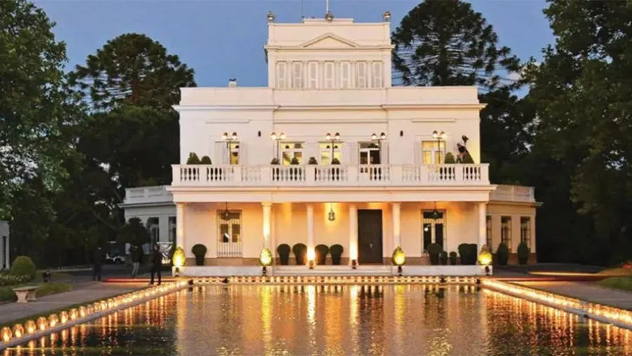 Milei tiene previsto mudarse mañana la Quinta Presidencial de Olivos, donde concentrará toda su agenda, excepto los martes y jueves que irá a Casa Rosada. Milei tiene previsto mudarse mañana la Quinta Presidencial de Olivos, donde concentrará toda su agenda, excepto los martes y jueves que irá a Casa Rosada.