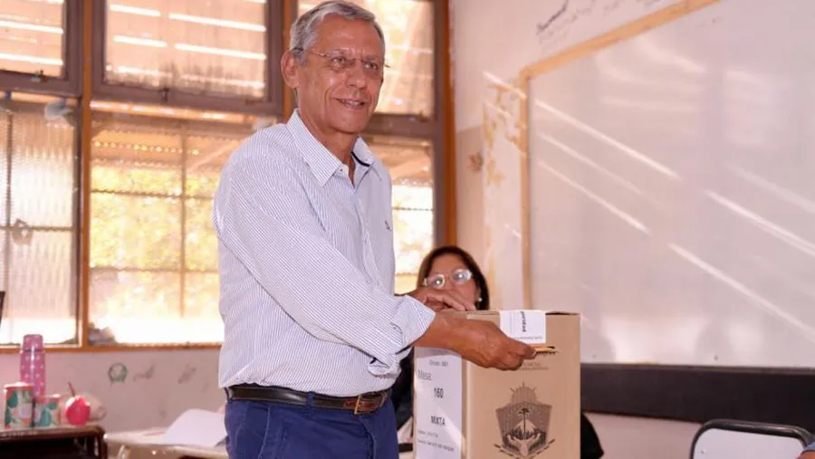 El intendente radical de la ciudad de Neuquén y candidato a senador nacional, Horacio “Pechi” Quiroga, tenía 65 años y estaba esperando un trasplante pulmonar. Falleció en su casa esta madrugada. El intendente radical de la ciudad de Neuquén y candidato a senador nacional, Horacio “Pechi” Quiroga, tenía 65 años y estaba esperando un trasplante pulmonar. Falleció en su casa esta madrugada.