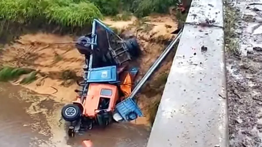 Un camión cayó a un arroyo a la altura de Sauce Montrull