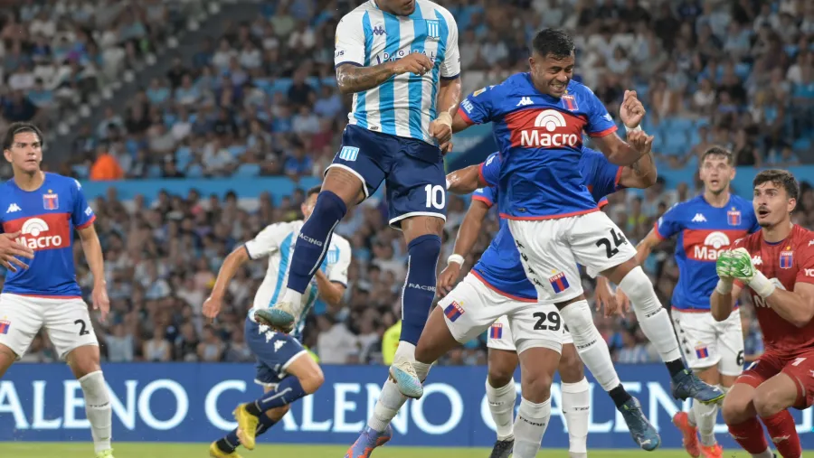 Racing goleó a Tigre y dejó atrás los sinsabores de su debut en Avellaneda