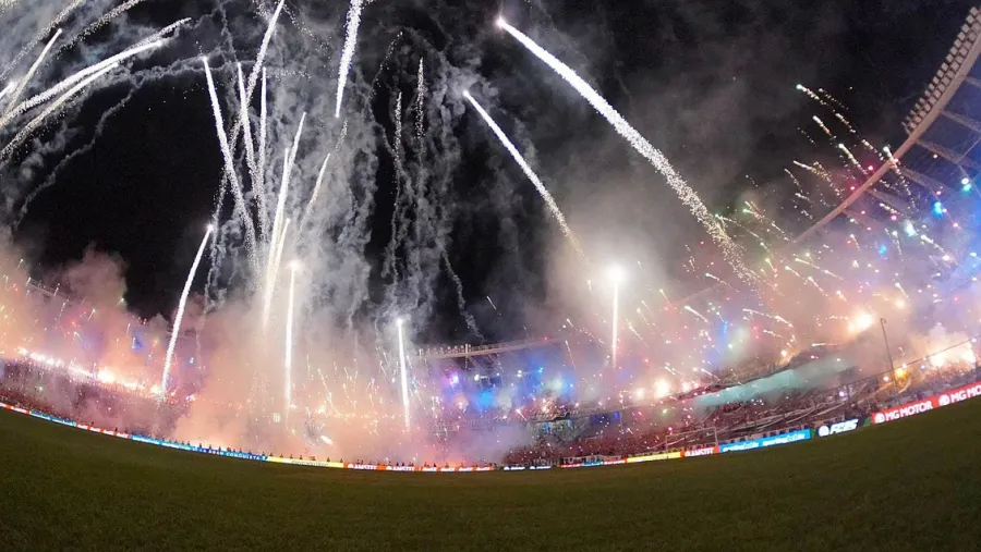 Racing deberá jugar sin público por el uso de pirotecnia ante Corinthians