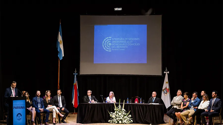 En un duro comunicado, los concejales radicales criticaron severamente al intendente de Paraná, Adán Bahl, por su discurso al inaugurar el período de sesiones del Concejo Deliberante. En un duro comunicado, los concejales radicales criticaron severamente al intendente de Paraná, Adán Bahl, por su discurso al inaugurar el período de sesiones del Concejo Deliberante.